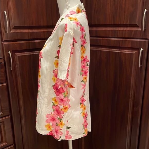 Floral Button-Up Women's Hawaiian Style Top - Picture 3 of 5